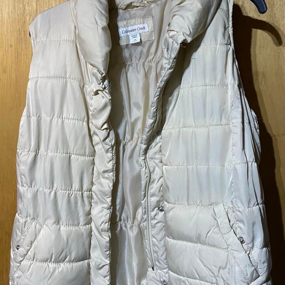 Coldwater Creek cream puffer vest with hood and pockets. Size M
